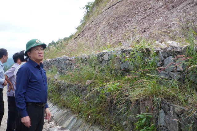 Ngập lụt miền Trung: 'Mai con đi học lại, mà không có sách vở'- Ảnh 5. Ngập lụt miền Trung: 'Mai con đi học lại, mà không có sách vở'- Ảnh 5.