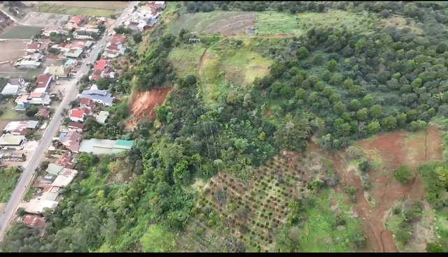 Di dời khẩn cấp cả khu dân cư do vết nứt dài trên đồi Ba Lá Xanh- Ảnh 5.