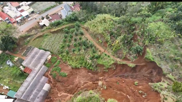 Di dời khẩn cấp cả khu dân cư do vết nứt dài trên đồi Ba Lá Xanh- Ảnh 7.