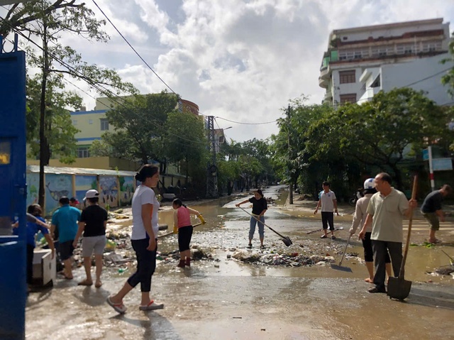 Đắk Lắk: Thầy cô cùng học sinh xắn tay dọn dẹp trường học sau lũ lụt- Ảnh 6.
