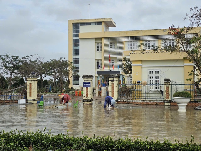 Đắk Lắk: Thầy cô cùng học sinh xắn tay dọn dẹp trường học sau lũ lụt