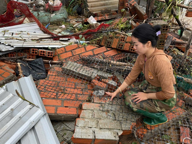 Báo Thanh Niên trao tận tay hàng cứu trợ đến người dân rốn lũ Hòa Xuân- Ảnh 2.