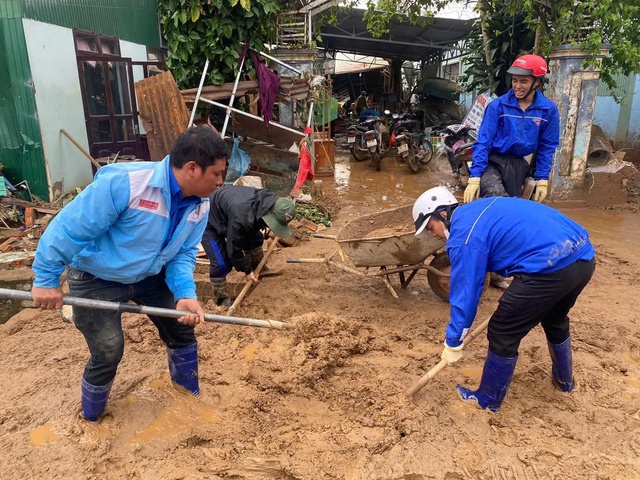 Hơn 1.500 đoàn viên, thanh niên tình Lâm Đồng hỗ trợ người dân sau lũ lịch sử - Ảnh 8.