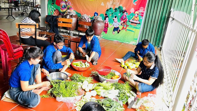 Hơn 1.500 đoàn viên, thanh niên tình Lâm Đồng hỗ trợ người dân sau lũ lịch sử - Ảnh 7.