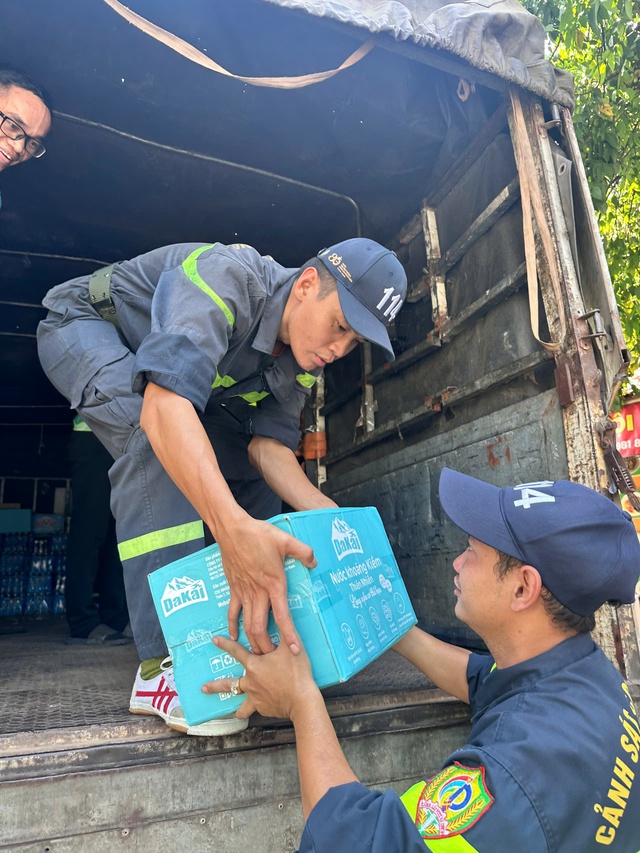 C&ocirc;ng an TP.HCM hỗ trợ khoảng 70 tấn h&agrave;ng cứu trợ b&agrave; con bị ngập lụt - Ảnh 7.