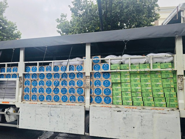 48 tấn sữa và nước uống của Vinamilk đến rốn lũ miền Trung, Tây Nguyên  - Ảnh 1.