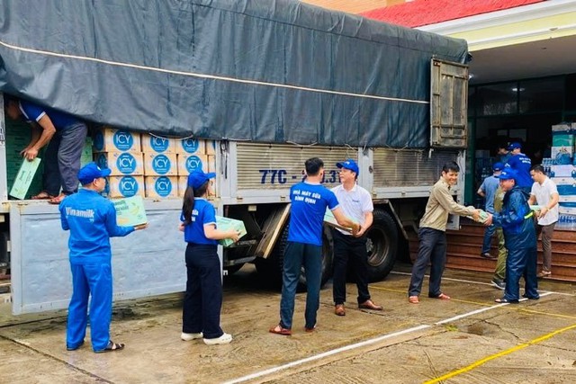 48 tấn sữa và nước uống của Vinamilk đến rốn lũ miền Trung, Tây Nguyên  - Ảnh 10.