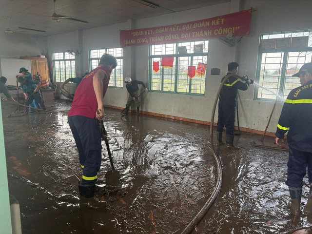 C&ocirc;ng an TP.HCM hỗ trợ khoảng 70 tấn h&agrave;ng cứu trợ b&agrave; con bị ngập lụt - Ảnh 9.