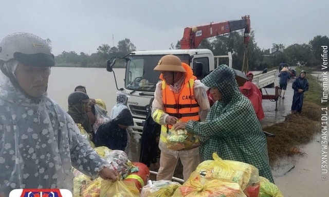 Chuyến xe nghĩa t&igrave;nh từ Quảng Ng&atilde;i đến v&ugrave;ng lũ Gia Lai, Đắk Lắk- Ảnh 5.