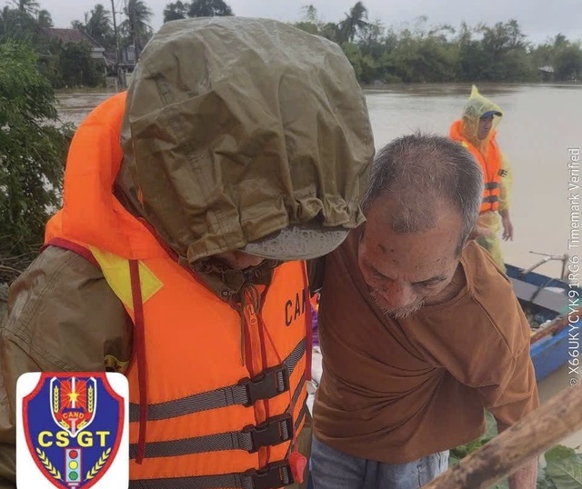 Chuyến xe nghĩa t&igrave;nh từ Quảng Ng&atilde;i đến v&ugrave;ng lũ Gia Lai, Đắk Lắk- Ảnh 6.