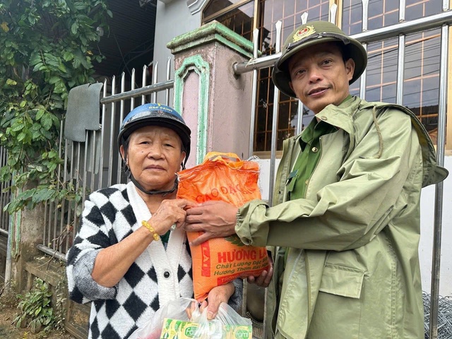 Chuyến xe nghĩa t&igrave;nh từ Quảng Ng&atilde;i đến v&ugrave;ng lũ Gia Lai, Đắk Lắk- Ảnh 8.