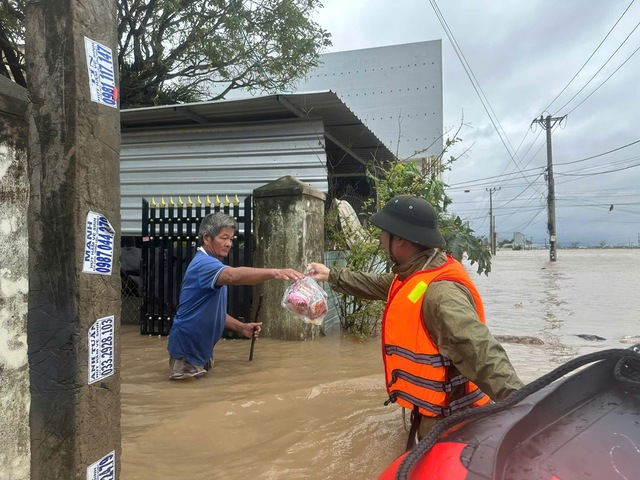 Chuyến xe nghĩa t&igrave;nh từ Quảng Ng&atilde;i đến v&ugrave;ng lũ Gia Lai, Đắk Lắk- Ảnh 7.