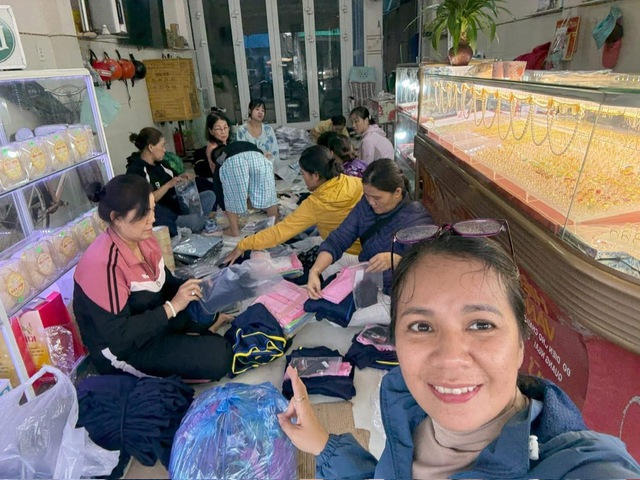 Chuyến xe nghĩa t&igrave;nh từ Quảng Ng&atilde;i đến v&ugrave;ng lũ Gia Lai, Đắk Lắk- Ảnh 2.