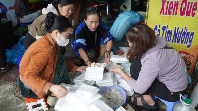 Chuyến xe nghĩa t&igrave;nh từ Quảng Ng&atilde;i đến v&ugrave;ng lũ Gia Lai, Đắk Lắk- Ảnh 4.