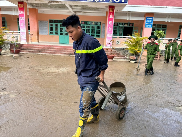 C&ocirc;ng an TP.HCM hỗ trợ khoảng 70 tấn h&agrave;ng cứu trợ b&agrave; con bị ngập lụt - Ảnh 6.