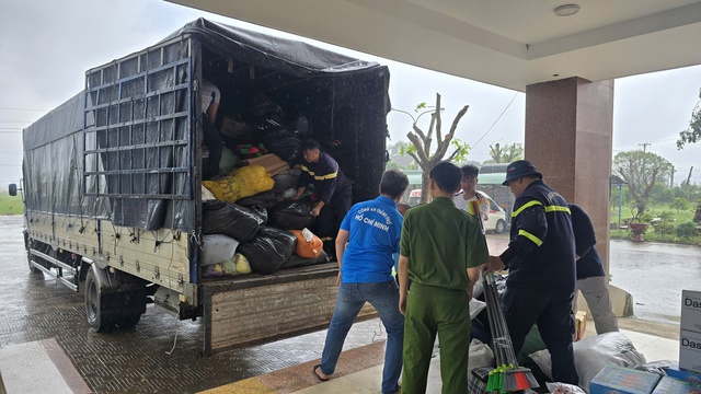 C&ocirc;ng an TP.HCM hỗ trợ khoảng 70 tấn h&agrave;ng cứu trợ b&agrave; con bị ngập lụt - Ảnh 8.