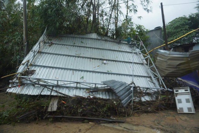 Cứu trợ miền Trung: Thùng nước của thầy giáo và tấm lòng người Phú Yên- Ảnh 8. Cứu trợ miền Trung: Thùng nước của thầy giáo và tấm lòng người Phú Yên- Ảnh 8.