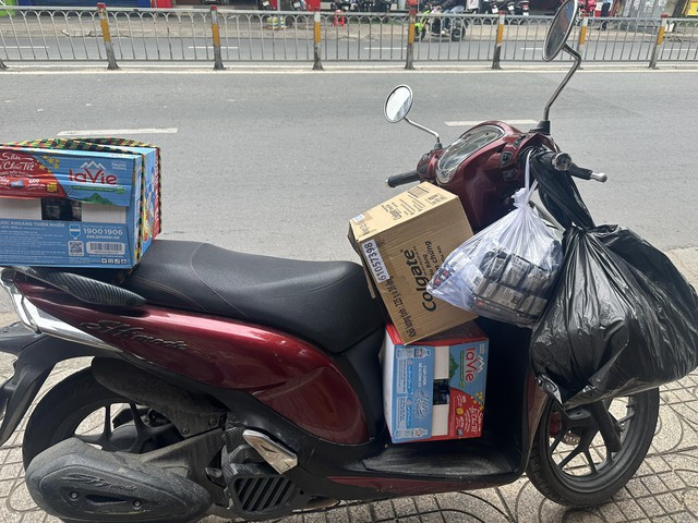 Cứu trợ miền Trung: Thùng nước của thầy giáo và tấm lòng người Phú Yên- Ảnh 1. Cứu trợ miền Trung: Thùng nước của thầy giáo và tấm lòng người Phú Yên- Ảnh 1.