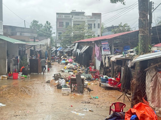 Cứu trợ miền Trung: Thùng nước của thầy giáo và tấm lòng người Phú Yên- Ảnh 7. Cứu trợ miền Trung: Thùng nước của thầy giáo và tấm lòng người Phú Yên- Ảnh 7.