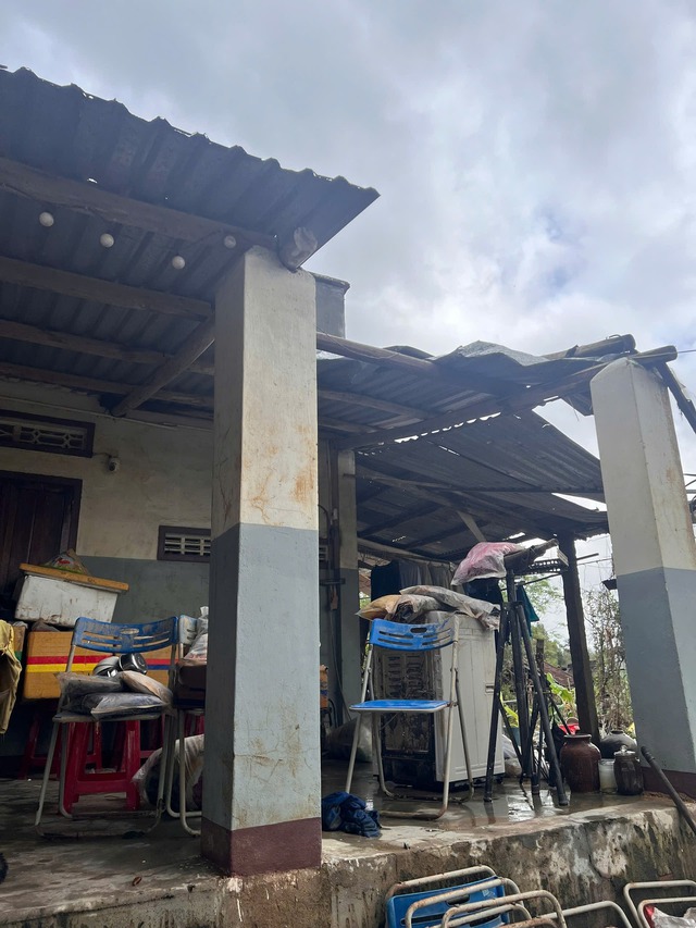 Cứu trợ miền Trung: Thùng nước của thầy giáo và tấm lòng người Phú Yên- Ảnh 3. Cứu trợ miền Trung: Thùng nước của thầy giáo và tấm lòng người Phú Yên- Ảnh 3.