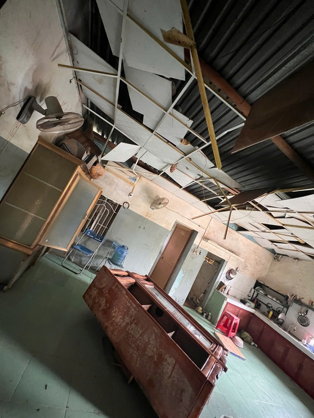 Cứu trợ miền Trung: Thùng nước của thầy giáo và tấm lòng người Phú Yên- Ảnh 4. Cứu trợ miền Trung: Thùng nước của thầy giáo và tấm lòng người Phú Yên- Ảnh 4.