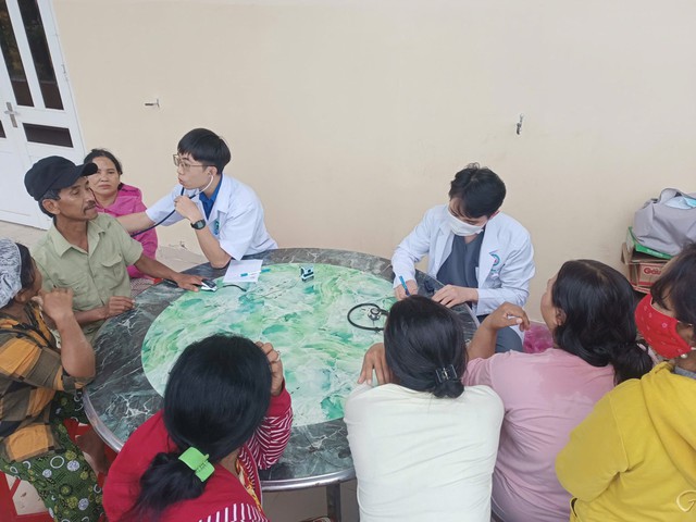 Thanh ni&ecirc;n dốc hết sức m&igrave;nh để cứu trợ người d&acirc;n v&ugrave;ng lũ trung bộ- Ảnh 3.