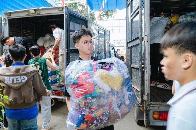 Thanh ni&ecirc;n dốc hết sức m&igrave;nh để cứu trợ người d&acirc;n v&ugrave;ng lũ trung bộ- Ảnh 4.