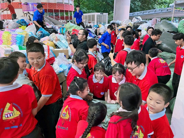 Thanh ni&ecirc;n dốc hết sức m&igrave;nh để cứu trợ người d&acirc;n v&ugrave;ng lũ trung bộ- Ảnh 5.