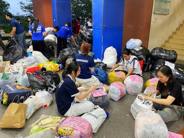 Thanh ni&ecirc;n dốc hết sức m&igrave;nh để cứu trợ người d&acirc;n v&ugrave;ng lũ trung bộ- Ảnh 6.