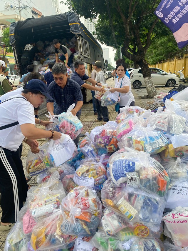 Thanh ni&ecirc;n dốc hết sức m&igrave;nh để cứu trợ người d&acirc;n v&ugrave;ng lũ trung bộ- Ảnh 7.