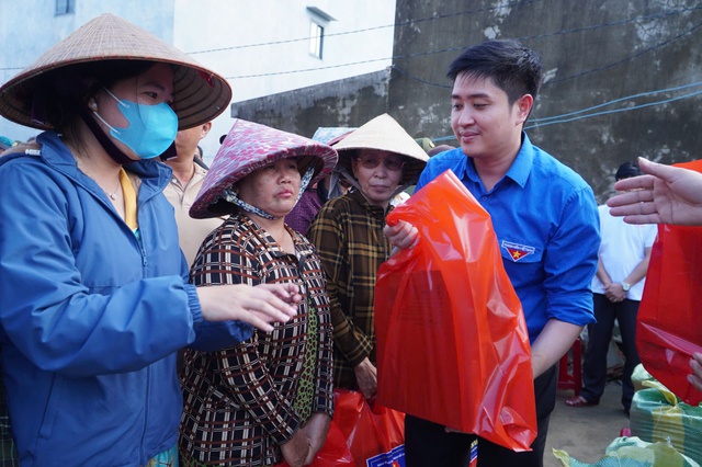 Thanh ni&ecirc;n dốc hết sức m&igrave;nh để cứu trợ người d&acirc;n v&ugrave;ng lũ trung bộ- Ảnh 2.