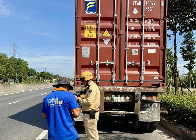 TP.HCM: Đội CSGT Bình Triệu tăng cường xử lý dừng đỗ xe sai quy định - Ảnh 1.