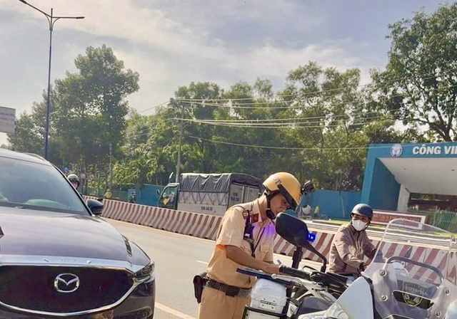 TP.HCM: Đội CSGT Bình Triệu tăng cường xử lý dừng đỗ xe sai quy định - Ảnh 3.