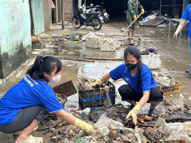 Thanh ni&ecirc;n dốc hết sức m&igrave;nh để cứu trợ người d&acirc;n v&ugrave;ng lũ trung bộ- Ảnh 10.