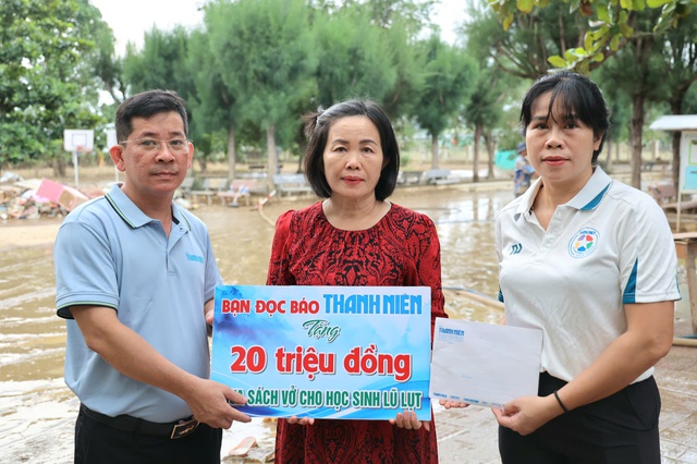 Trao hơn 1 tỉ đồng cho người d&acirc;n v&ugrave;ng rốn lũ H&ograve;a Thịnh - Ảnh 1.
