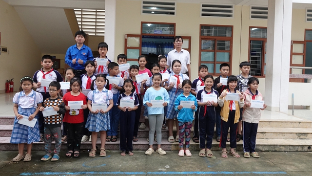 Hơi ấm từ một đám cưới đến với học sinh vùng lũ Gia Lai, Khánh Hòa - Ảnh 4.