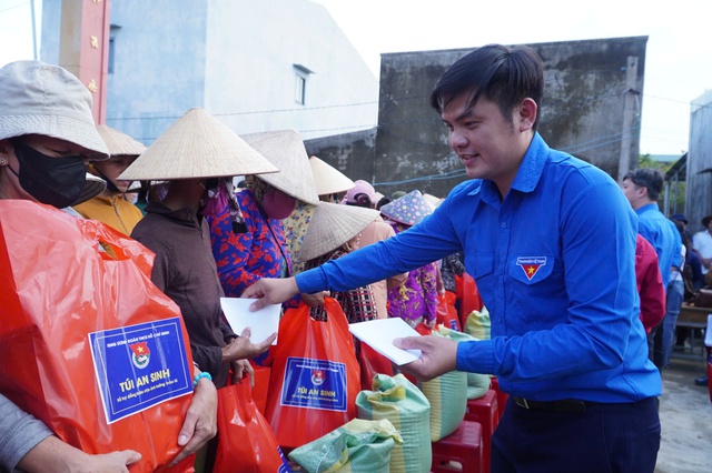 Anh Nguyễn Minh Triết thăm hỏi và hỗ trợ người dân vùng lũ Gia Lai - Ảnh 4. Anh Nguyễn Minh Triết thăm hỏi và hỗ trợ người dân vùng lũ Gia Lai - Ảnh 4.