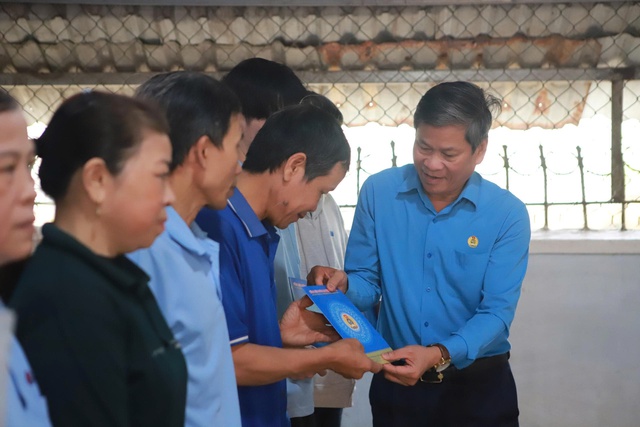 C&ocirc;ng đo&agrave;n hỗ trợ khẩn cấp 1,5 tỉ đồng gi&uacute;p lao động Gia Lai sau mưa lũ - Ảnh 2.