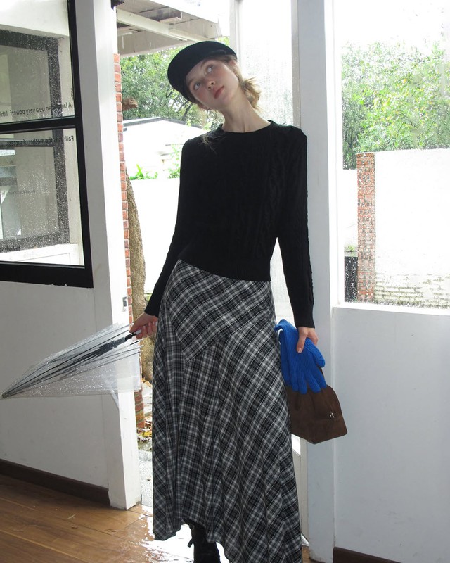 Dấu ấn vintage tinh khôi qua những chiếc chân váy họa tiết ca rô cổ điển - Ảnh 1.