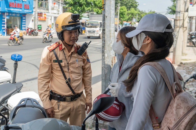 CSGT TP.HCM phạt hàng loạt phụ huynh, học sinh 'quên' đội mũ bảo hiểm - Ảnh 3.