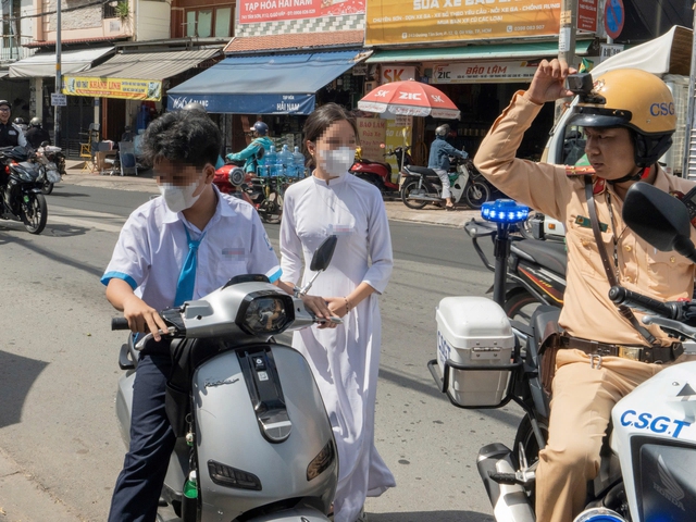 CSGT TP.HCM phạt hàng loạt phụ huynh, học sinh 'quên' đội mũ bảo hiểm - Ảnh 1.