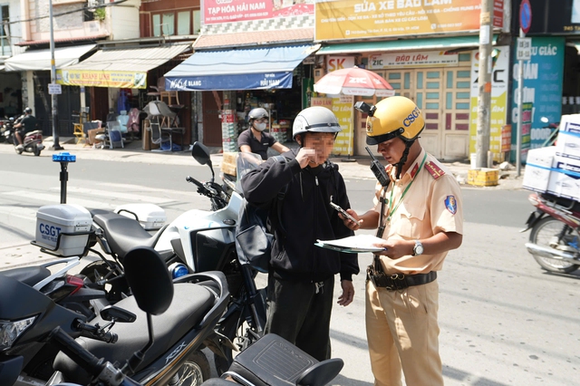 CSGT TP.HCM phạt hàng loạt phụ huynh, học sinh 'quên' đội mũ bảo hiểm - Ảnh 4.