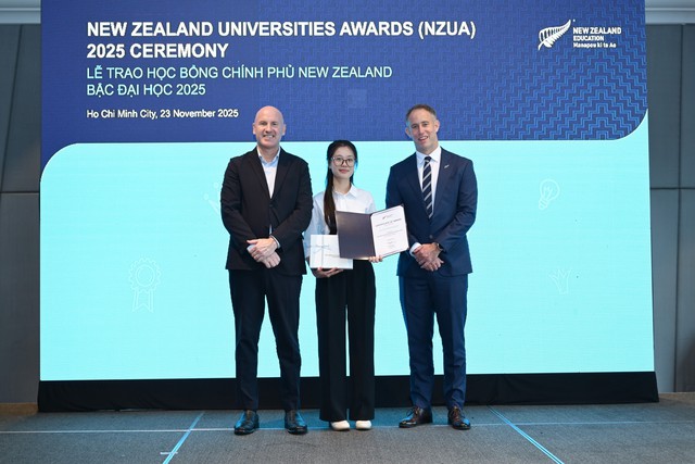 Vừa nhận học bổng chính phủ, nữ sinh TP.HCM san sẻ ngay cho đồng bào vùng lũ - Ảnh 2.