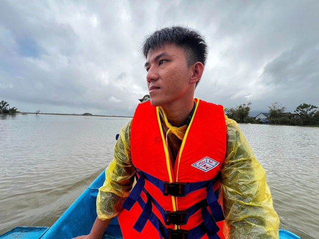 Chàng hoa tiêu giữa rốn lũ Hòa Xuân - Ảnh 1.