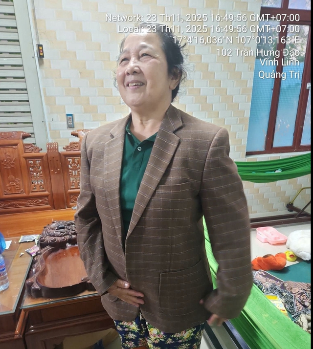 Vàng trong quần áo cứu trợ vùng lũ miền Trung: Lòng người thật cao đẹp
- Ảnh 1.