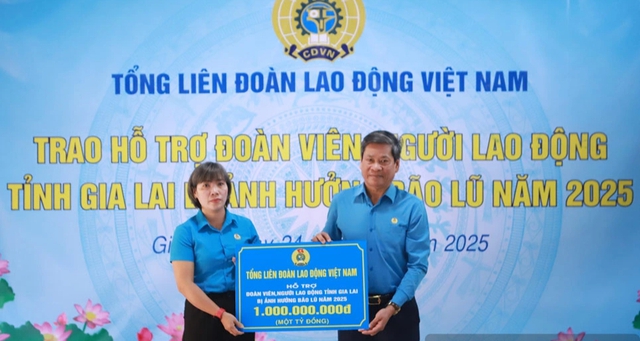 C&ocirc;ng đo&agrave;n hỗ trợ khẩn cấp 1,5 tỉ đồng gi&uacute;p lao động Gia Lai sau mưa lũ - Ảnh 1.