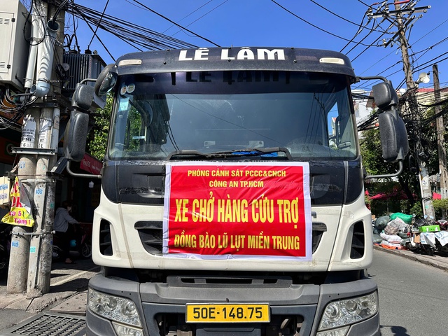 C&ocirc;ng an TP.HCM hỗ trợ khoảng 70 tấn h&agrave;ng cứu trợ b&agrave; con bị ngập lụt - Ảnh 4.