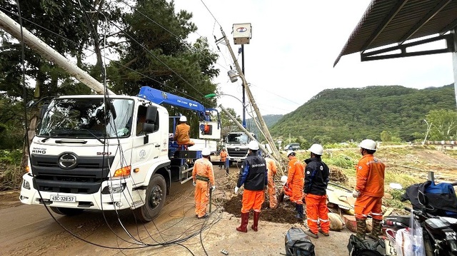 C&ocirc;ng ty Điện lực L&acirc;m Đồng trắng đ&ecirc;m kh&ocirc;i phục điện cho b&agrave; con v&ugrave;ng lũ- Ảnh 1.