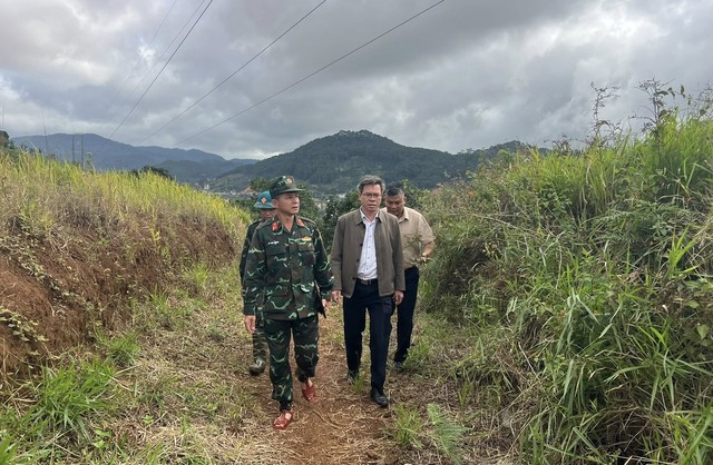 Chuy&ecirc;n gia H&agrave; Nội khảo s&aacute;t vết nứt d&agrave;i tr&ecirc;n đồi Ba L&aacute; Xanh- Ảnh 1.