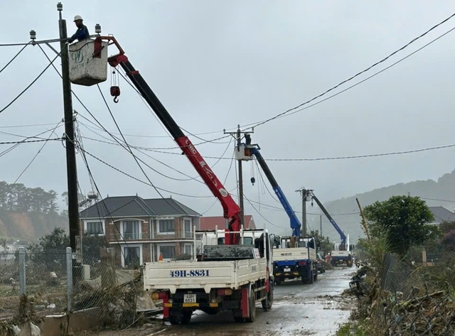 C&ocirc;ng ty Điện lực L&acirc;m Đồng trắng đ&ecirc;m kh&ocirc;i phục điện cho b&agrave; con v&ugrave;ng lũ- Ảnh 2.